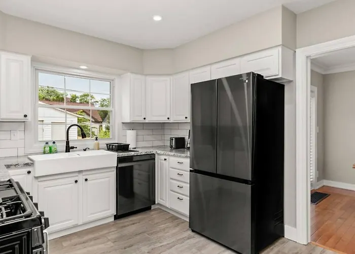 The Midcentury - Spacious 2bd With King Bed Holiday home *