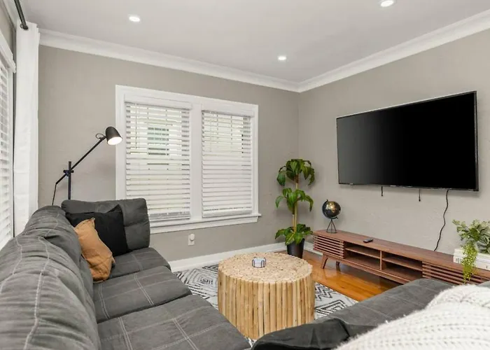 The Midcentury - Spacious 2bd With King Bed Hébergement de vacances