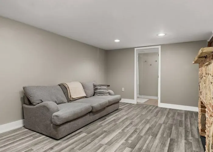 The Midcentury - Spacious 2bd With King Bed Hébergement de vacances