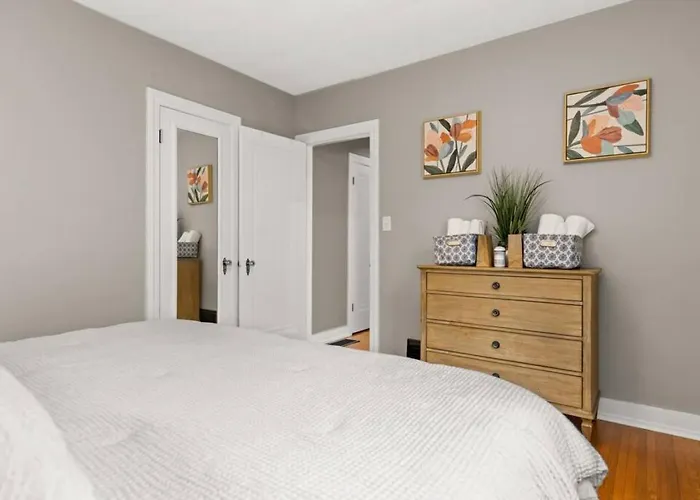 The Midcentury - Spacious 2bd With King Bed Holiday home Peoria