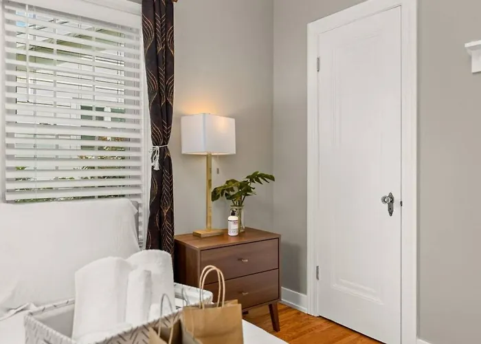 The Midcentury - Spacious 2bd With King Bed Peoria
