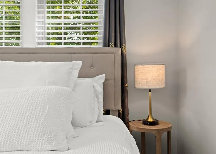 Hébergement de vacances The Midcentury - Spacious 2bd With King Bed